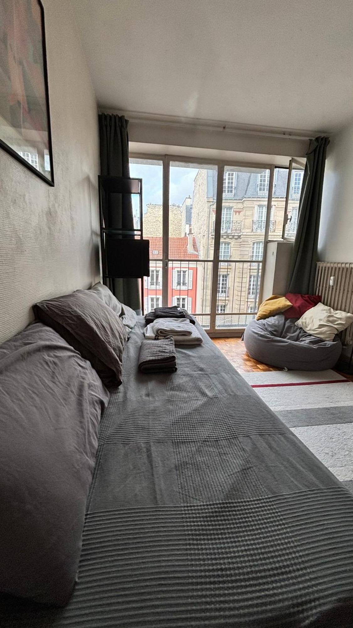 Apartment Cozy Parisian Getaway *